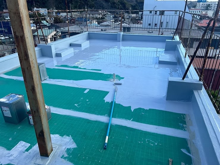 屋上防水（サラセーヌQV工法） ウレタン防水材塗布